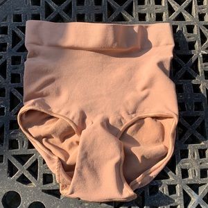 NWOT Skims  mid waist shaping thing in color sienna. Size XXS/XS